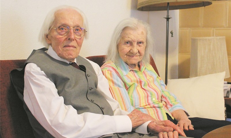 Seit 75 Jahren glücklich verheiratet: Wolfgang Renner und seine Frau Martha Elli teilen vor allem eine bewegende Kennenlern-Geschichte miteinander. Foto: Hachmeister