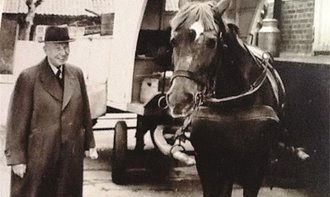 Ein Pferd als Fan (oben): Georg Kammerer mit Lotte vor der Walsroder Molkerei, 1955. Foto: Privatsammlung Hinze