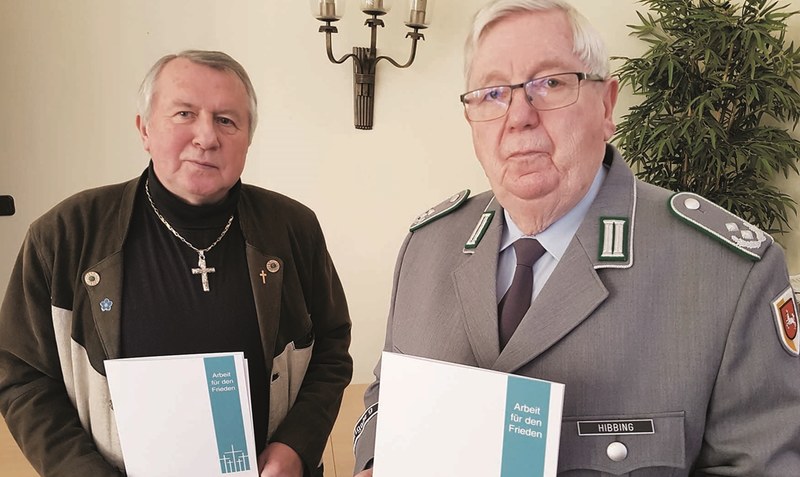 Urkunden: Günter Hibbing (rechts) und Johannes Schwarz sind in Lüneburg vom VDK-Bezirksverbanmd für ihr Engagement ausgezeichnet worden. Foto: VDK