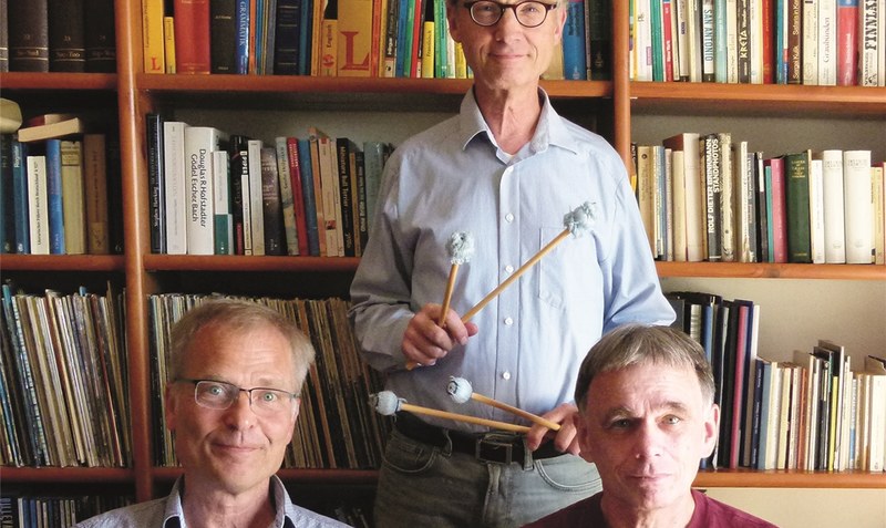 Dreiklang: Andreas Oesterling untermalt die Lesung von Thomas Bartsch und Holger Küls musikalisch. Foto: Forum Bomlitz