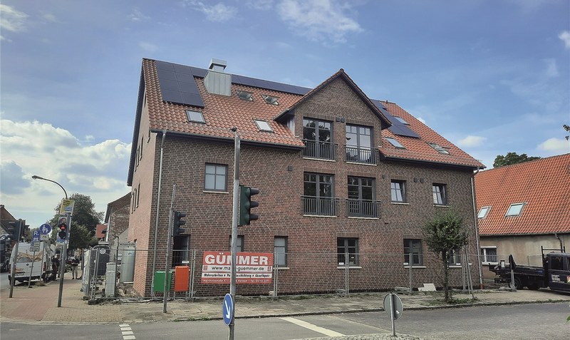 Von außen schon fast fertig: Das Wohn- und Geschäftshaus Mühlenstraße 2 in Rethem. Auf jenem Grundstück befand sich bis 2020 der Ratskeller. Fotos: Meyland