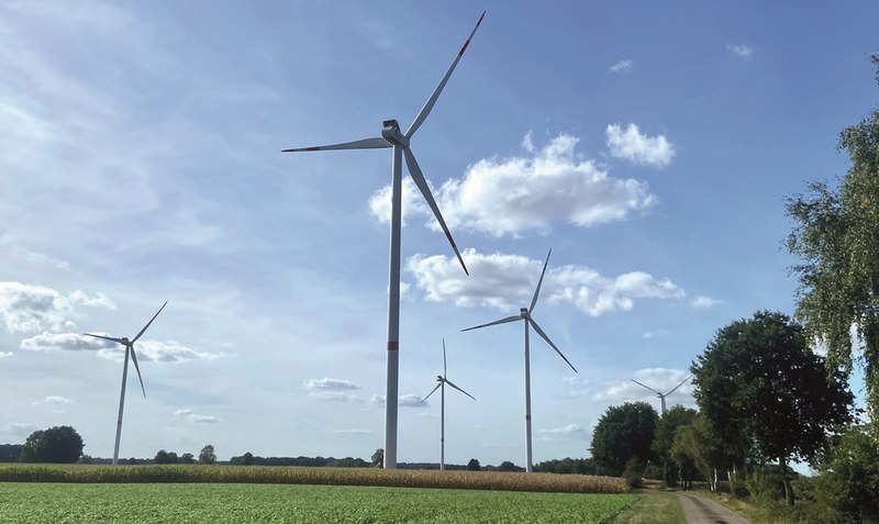 17 Windkraftanlagen stehen bereits in der Gemarkung: Das Unternehmen GP Joule möchte in Groß Eilstorf weitere Windräder errichten - um daraus grünen Wasserstoff für die geplante Wasserstofftankstelle im A27-Park zu produzieren. Foto: Reinbold