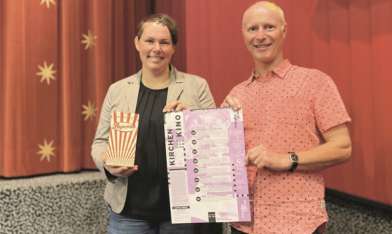 Freuen sich auf viele Filmfans: Eike Patzlee (“Kirchen und Kino”) und Kinobetreiber Günther Scheele. Foto: Kirchen und Kino