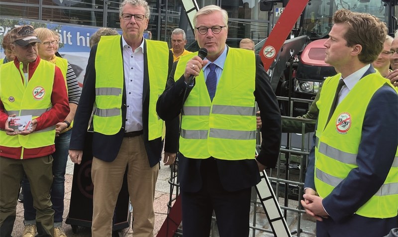Klares Bekenntnis zum Alpha-E: Niedersachsens Verkehrsminister Dr. Bernd Althusmann (mit Mikrofon) kann sich nicht vorstellen, dass es gegen den Willen des Landes Niedersachsens eine Neubaustrecke entlang der Autobahn 7 geben wird. Foto: Reinbold
