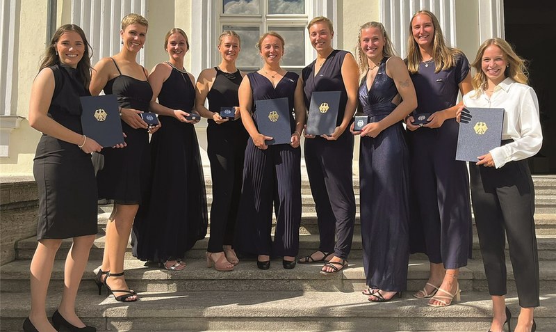 Die deutsche Faustball-Nationalmannschaft der Frauen (Bild) wurde in Berlin vom Bundespräsidenten mit dem Silbernen Lorbeerblatt ausgezeichnet. Foto: privat