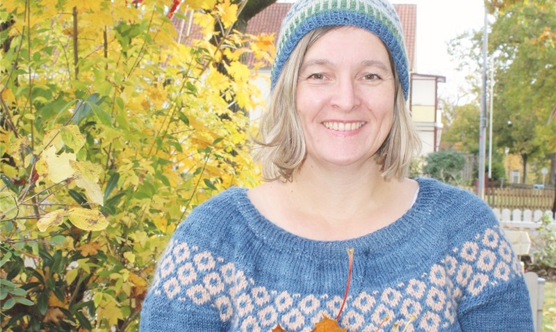 Corinna Brammer freut sich: Stolz trägt sie ihre selbst gestrickte Mütze und den Pullover, den sie eigens eingefärbt hat. Foto: privat