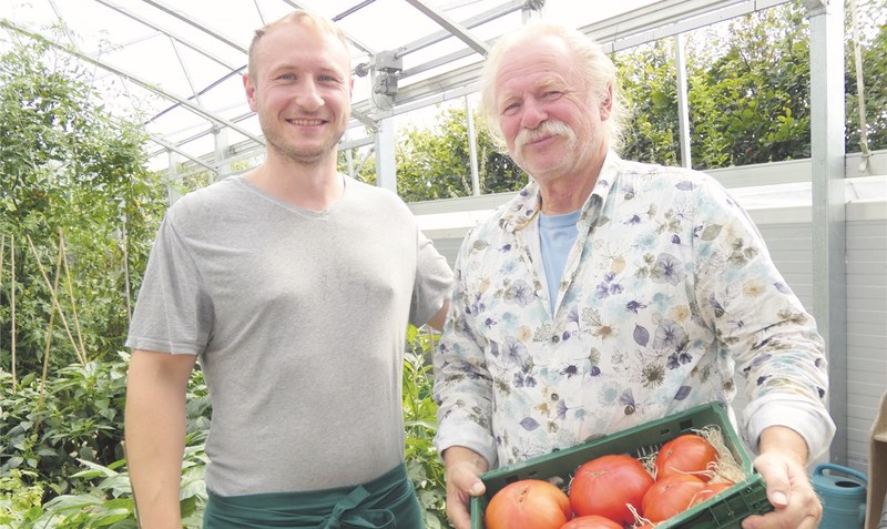 Jürgen Leutnant mit Sohn Friedemann: Stolz präsentieren sie ihr biologisch angebautes Obst und Gemüse. Fotos: Maike Schuppe