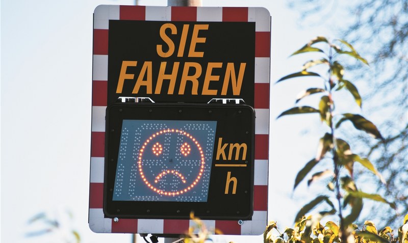 Autofahrer, die zu schnell unterwegs sind, sehen rot: Besonders innerhalb der Ortschaft Gilten zeigt die Tempotafel besonders häufig den traurigen Smiley. Symbolbild: anjajuli - stock.adobe