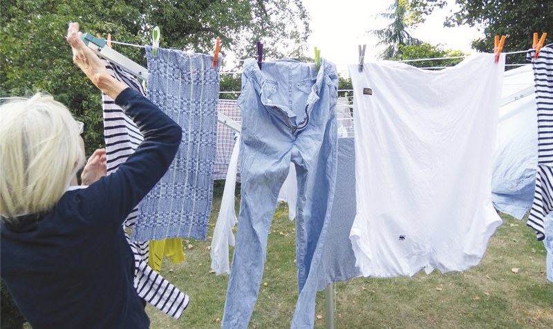 Putzen, Wäsche waschen und aufhängen: Dorfhelfer und Dorfhelferinnen übernehmen viele Aufgaben im Haushalt. Fotos: Maike Schuppe