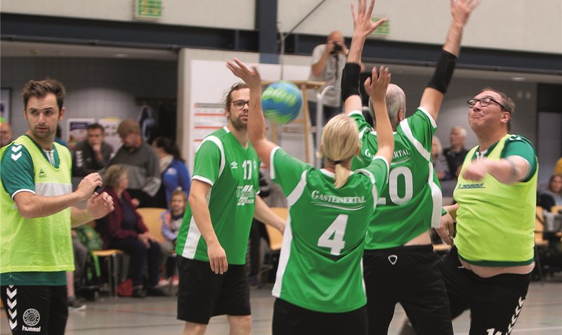 Mit Feuereifer dabei: Die Aktiven des ersten Spieltages der neuen Inklusiven Handball-Liga des HVNB hatten am Sonnabend viel Spaß in der Dorfmarker Thormarcon-Arena. Foto: Ekki Beuth