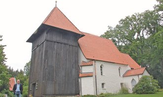 Der Holzkirchturm: Das &Atilde;&curren;lteste Exemplar des Bautyps in Niedersachsen. Foto: Meyland