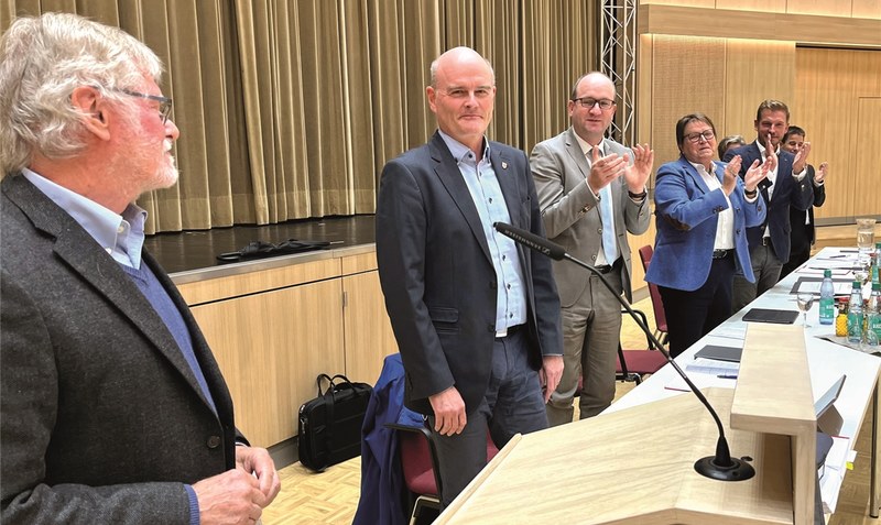 Langer Applaus im Stehen: Constantin Göske (Zweiter von links) wurde im Rahmen der jüngsten Ratssitzung vom Rat und von der Verwaltung der Stadt Walsrode offiziell in den Ruhestand verabschiedet. Foto: Reinbold