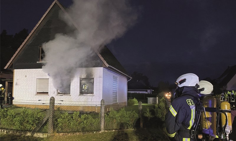 Verdacht auf Rauchgasvergiftung bei einem Anwohner: Rund 40 Einsatzkräfte bekämpften am Sonntagmorgen das Feuer. Foto: Feuerwehr Hodenhagen