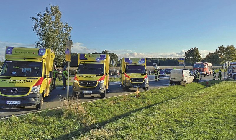 Auffahrunfall: Drei Pkw waren auf Höhe des Flugplatzes am Weltvogelpark daran beteiligt, fünf Personen kamen vorsorglich ins Krankenhaus. Foto: Feuerwehr Walsrode
