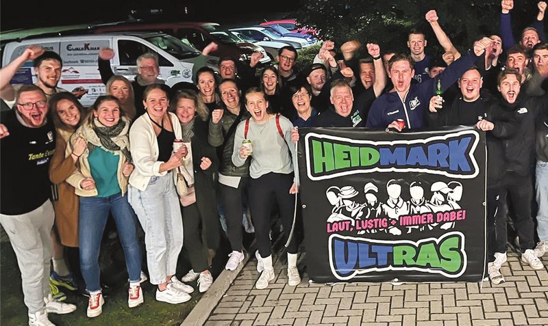Fans und Spieler vereint in Begeisterung: Heidmarks Handballer feierten vor der Abreise aus Braunschweig den erkämpften ersten Auswärtssieg in der Verbandsliga. Foto: HSG