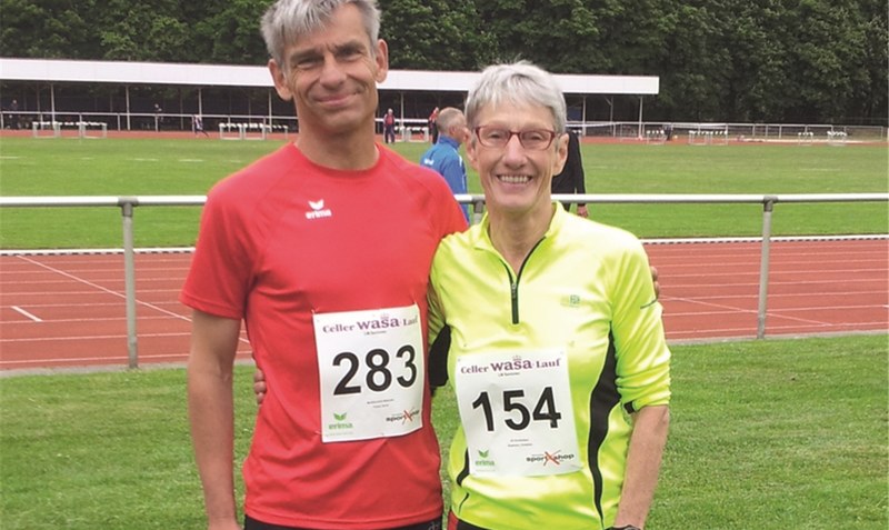 Belegten mehrere vordere Plätze bei Senioren-Landesmeisterschaften: Gerrit Preine vom Marathonclub Walsrode und Christiane Qualmann vom SV Kirchboitzen (von links). Foto: privat