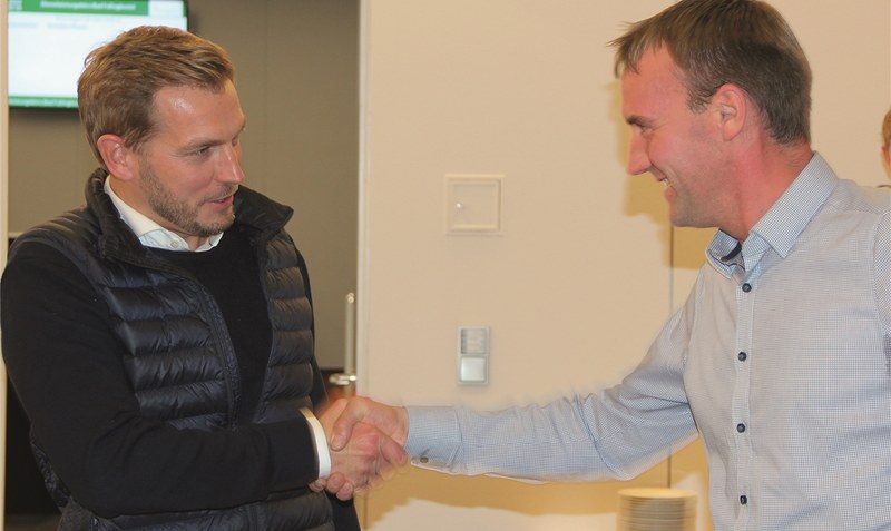 Händedruck: Herausforderer Henrik Rump (rechts) gratulierte dem Wahlsieger Sebastian Zinke. Foto: Hillmann