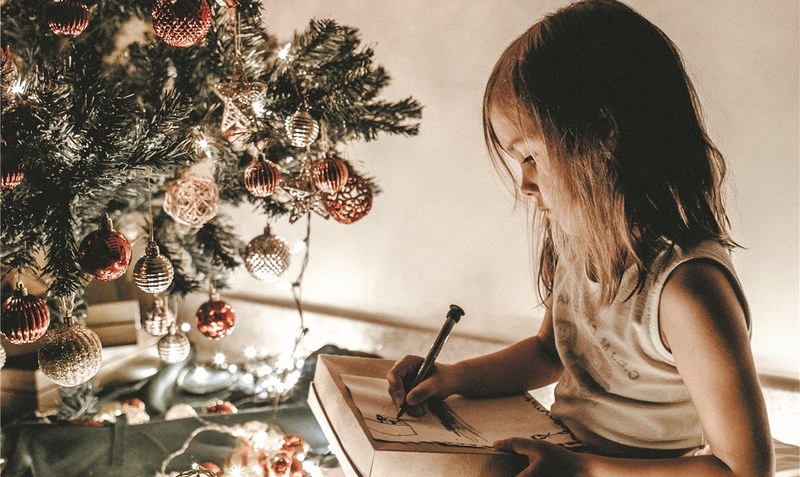 Das selbst gemalte Bild vom Kind oder doch das Rezept vom Weihnachtspudding? Alles, was mit Weihnachten zu tun hat, ist erlaubt. Am 3. Dezember ist Einsendeschluss. Foto: Jonathan Borba - unsplash