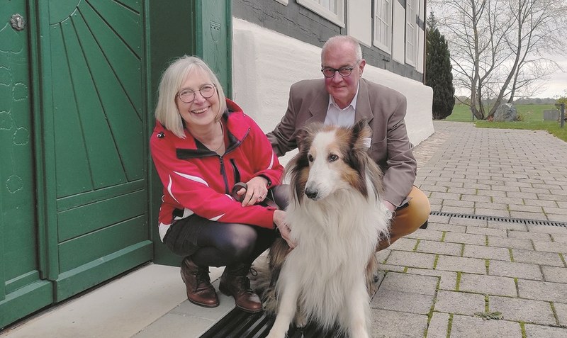In den ersten Tagen gilt es, die neuen Arbeitsstätten zu erkunden: So geht es für Elke und Claus Conrad mit ihrem Hund Bobby von der Kirche in Gilten in das angrenzende Gemeindehaus. Foto: Scheele