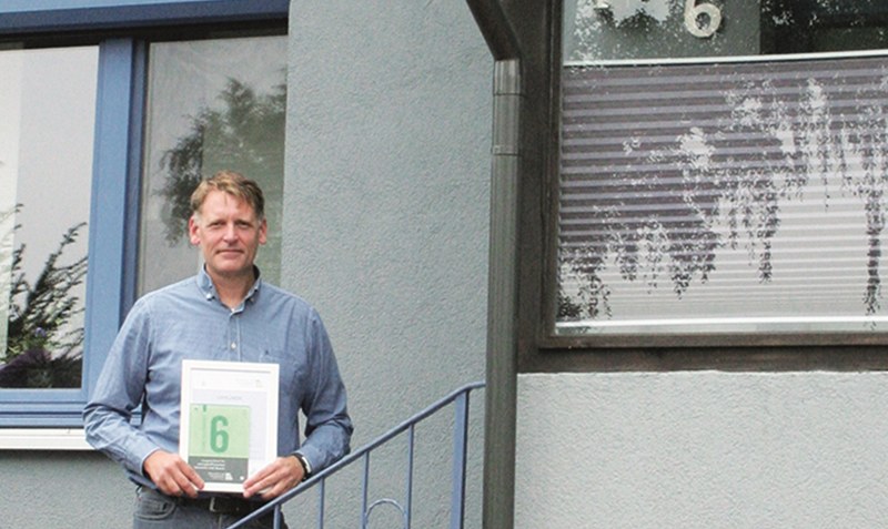 Mit der Grünen Hausnummer ausgezeichnet: Timo Heiken aus Schwarmstedt. Foto: Energieagentur Heidekreis
