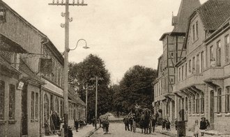 Die Elektrifizierung &Atilde;&curren;nderte um 1900 das Walsroder Stadtbild: An den Stra&Atilde;en (wie hier an der Langen Stra&Atilde;e Richtung Eckernworth) standen nun Strommasten mit Laternen, die nicht mehr einzeln angez&Atilde;&frac14;ndet werden mussten. Postkarte