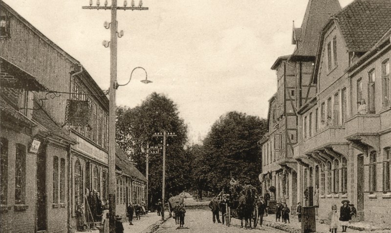 Die Elektrifizierung änderte um 1900 das Walsroder Stadtbild: An den Straßen (wie hier an der Langen Straße Richtung Eckernworth) standen nun Strommasten mit Laternen, die nicht mehr einzeln angezündet werden mussten. Postkarte