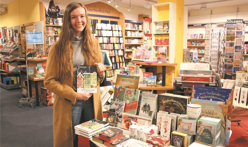 Großer Stolz über das erste eigene Buch: Sophie Franzkes Roman “Die Weihnachtsschule” ist nun in den Buchhandlungen zu kaufen. Fotos: Hachmeister