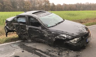 Mehrfach &Atilde;&frac14;berschlagen: Der BMW der 29-j&Atilde;&curren;hrigen Fahrerin d&Atilde;&frac14;rfte ein Totalschaden sein. Foto: Polizei
