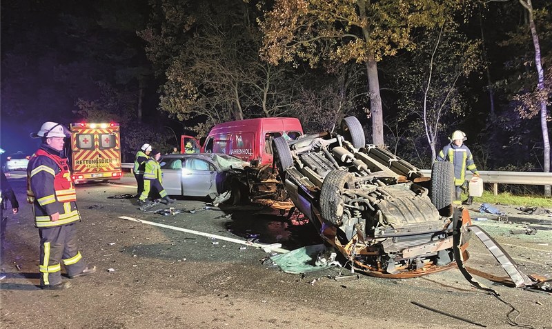 Bild der Verwüstung: Insgesamt fünf Fahrzeuge waren an dem Unfall beteiligt. Foto: Feuerwehr Heidekreis