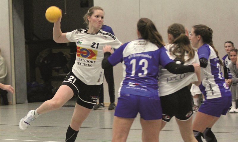 Starke Leistung: Sonja Wortmann (am Ball) erzielte beim 36:21-Heimsieg der HSG Heidmark gegen den MTV Großenheidorn zwölf Tore in der Handball-Oberliga. Foto: Oetjen
