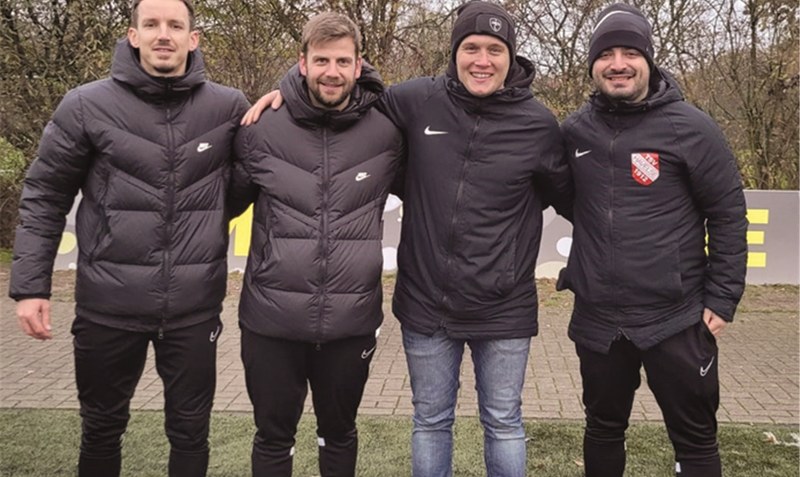 Viel gelernt: Der Leinetaler Trainer Thomas Kremer (Zweiter von rechts) hat bei der U19-Regionalliga-A-Jugend des TSV Havelse hospitiert. Dort ist der Lindwedeler Tino Schröder (links) Co-Trainer. Foto: privat