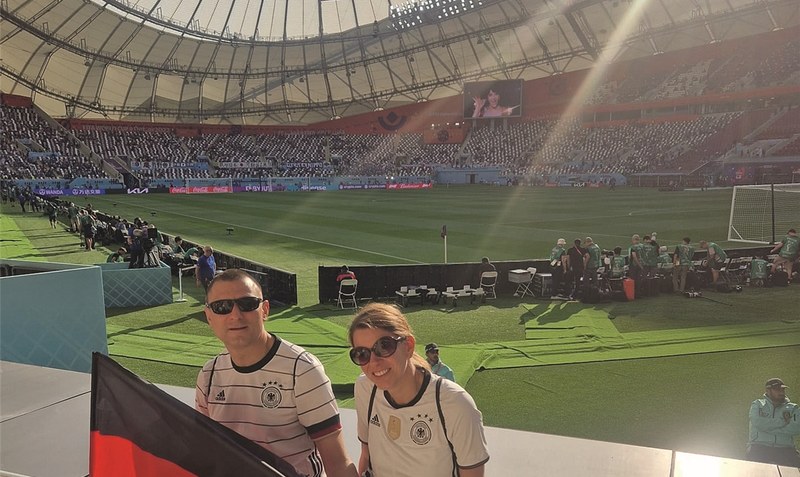 WM-Flair: Marcus Graf (TNM Walsrode) und seine Lebensgefährtin Jessica Biener (oben, von links) haben sich zwölf Spiele der WM in Katar angesehen. Das Bild ist vom ersten Deutschland-Spiel gegen Japan im Kalifa-Stadion.