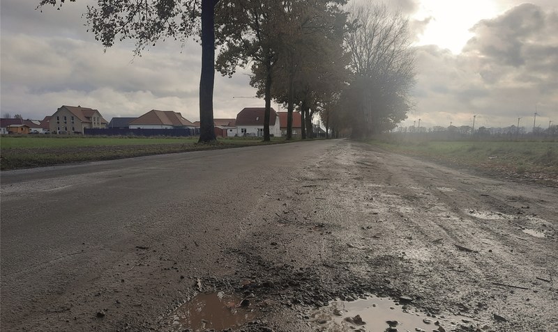 Nicht für das heutige Verkehrsaufkommen ausgelegt: Der Rehrweg in Düshorn ist ein Sanierungsfall, die Straße soll verbreitert werden. Foto: Meyland
