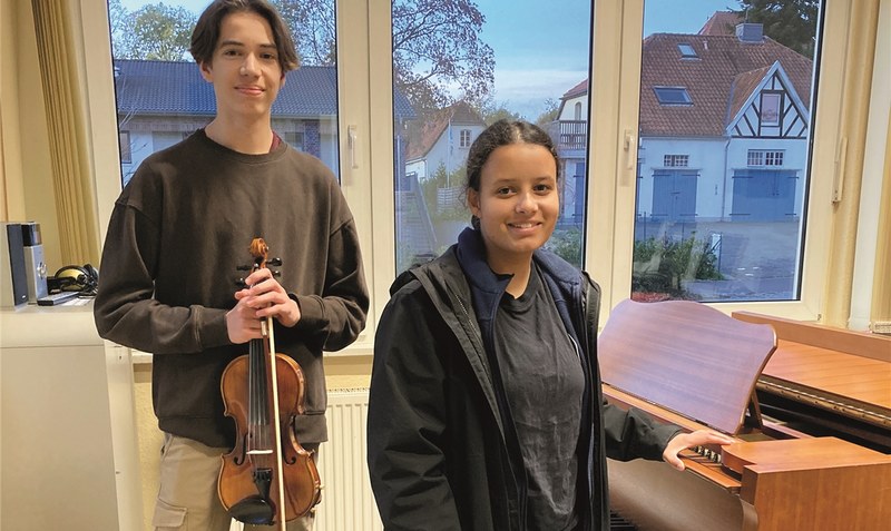 Freuen sich über die finanzielle Talentförderung: Reik Godzik und Sina Lora Ahrens werden vom Musikfonds gefördert. Foto: Heidekreis-Musikschule