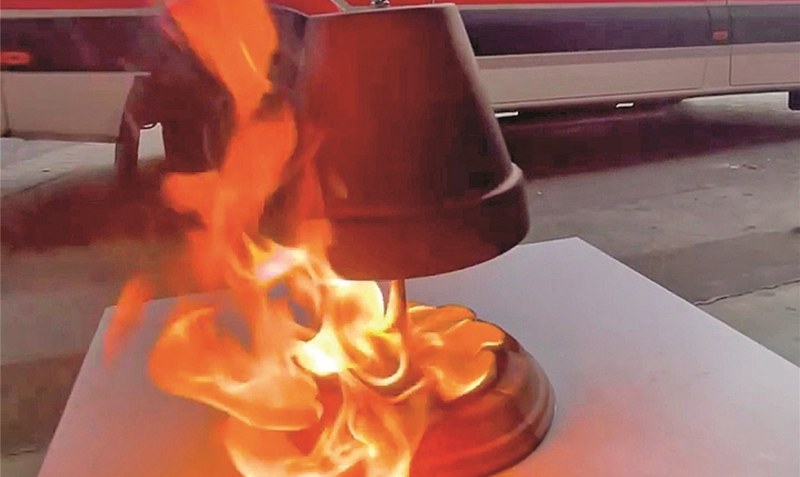Tickende Zeitbombe: Die Feuerwehr warnt vor dem Einsatz von sogenannten Teelicht-Öfen, in denen sich flüssiges Kerzenwachs durch extrem hohe Temperaturen unkontrolliert selbst entzünden kann. Löschen mit Wasser ist praktisch aussichtslos. Foto: Feuerwehr Braunschweig