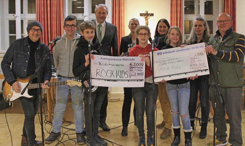 Übergabe: Die Rock Kids haben stolz die Schecks der Förderer entgegengenommen. Foto: Svenja Drotschmann/Kreissparkasse Fallingbostel in Walsrode