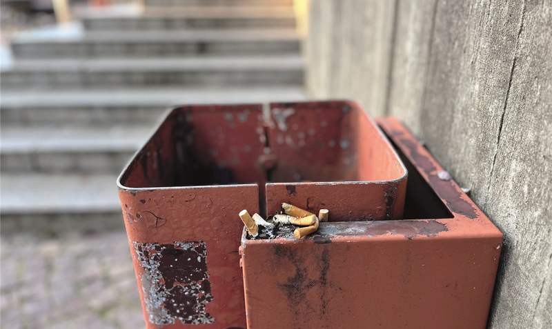 Wohin mit den Zigarettenstummeln? Während in anderen Städten Aschenbechern an Mülleimern längst dazugehören, müssen Raucher in Walsrode mit dem Vorliebnehmen, was vorhanden ist. Das führt bisweilen dazu, dass Kippenreste auf dem Boden landen. Foto: Reinbold