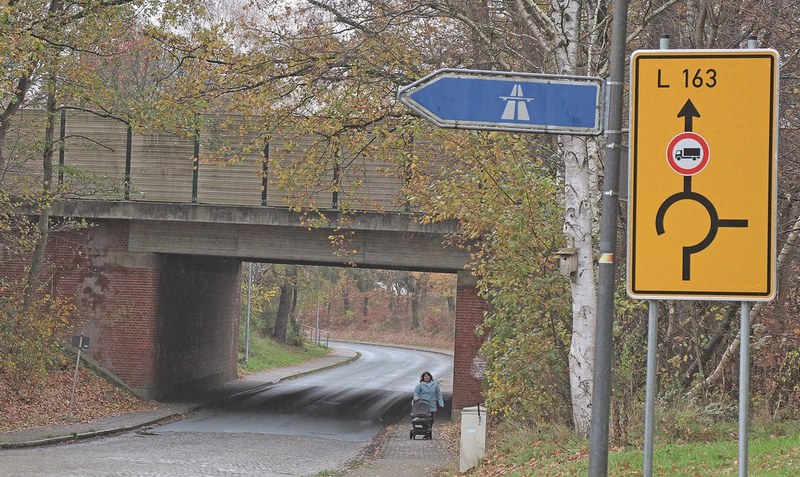Ausreichend breit, findet der Bauausschuss: Die Autobahnbrücke über die Vogteistraße an der Verbindung Bad Fallingbostel-Oerbke wird im Zuge des sechsstreifigen Ausbaus der A 7 durch einen Neubau ersetzt. Foto: Eickholt