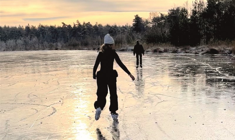Das Eis hält (wohl): Auf dem Grundlosen See waren einige Schlittschuhläufer unterwegs - und das bei herrlichem Wetter. Foto: Reinbold