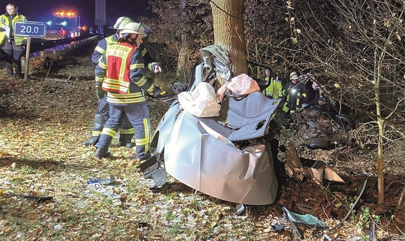 Keine Überlebenschance: Der Fahrer eines Pkw wurde bei einem Verkehrsunfall auf der Autobahn tödlich verletzt. Foto: Feuerwehr Walsrode