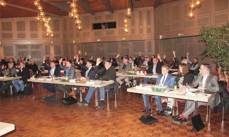 Klares Votum: Gegen die Stimmen der AfD (rechts im Vordergrund) stimmte der Kreistag dem Haushalt für das nächste Jahr zu.