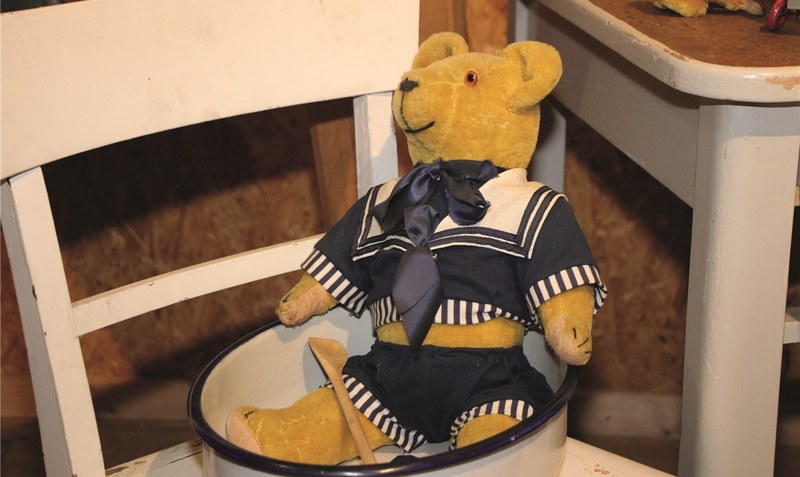 Zauber der Kindheit: Teddybären aus unterschiedlichen Jahrhunderten präsentieren sich in passendem Outfit. Foto: Eickholt