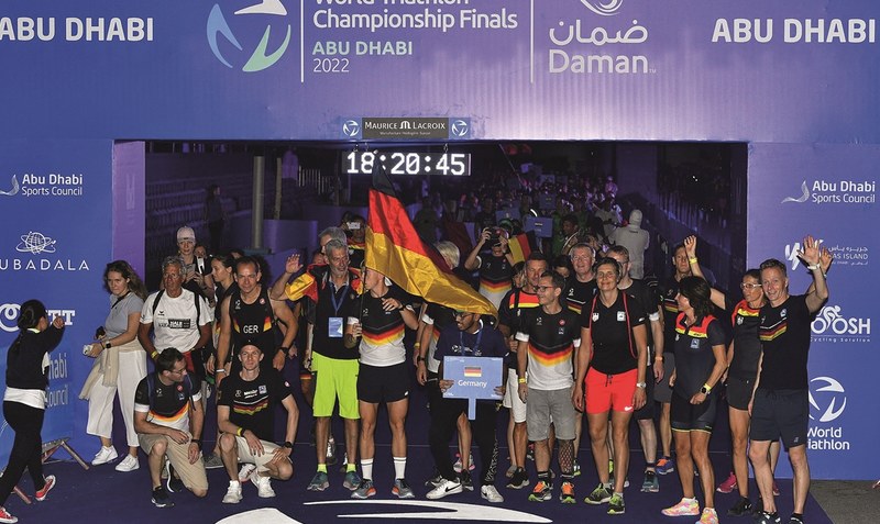 Erfolgreiche Mannschaft: Die deutschen Vertreterinnen und Vertreter bei der Triathlon-Weltmeisterschaft der Amateure in Abu Dhabi. Unter den 40 Aktiven, die für das “Team Germany” starteten, war auch der Vorsitzende des Sportbund Heidekreis Matthias Schröder Siebter von rechts). Foto: privat