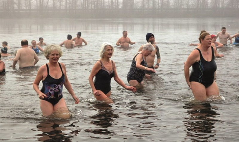 Erfrischend: In den vergangenen Jahren gab es immer wieder begeisterte Anhängerinnen und Anhänger des Eisbadens im Düshorner Strandbad. Fotos: Düshorner Eisbären