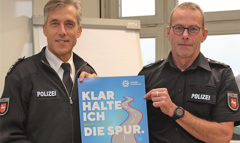 “Fahr klar!”: Detlev Maske (links) und Frank Rohleder von der Polizeiinspektion Heidekreis weisen auf die Gefahren von Alkoholfahrten hin. Foto: Meyland
