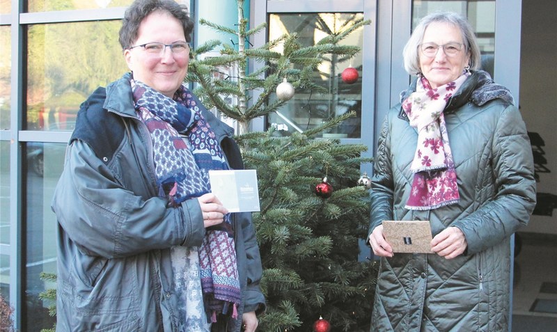 Auch nach dem Weihnachtsfest gibt es noch Geschenke: Bianca Reinicke und Helga Wilkens dürfen sich über Gutscheine freuen. Foto: Hachmeister
