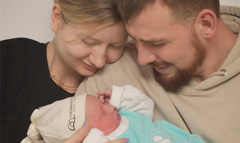 Baby Ilay hat als erstes Baby auf der Geburtsstation in Walsrode das neue Jahr begrüßt. Mama Emmely und Papa Yannic freuen sich nun auf ein spannendes 2023 als Familie. Foto: Heidekreis-Klinikum/ Maria Hämmerling
