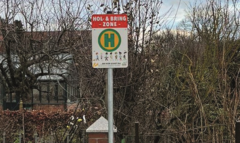 Orientierung: Schilder weisen auf die Hol- und Bringzonen in Bothmer hin. Foto: Gemeindeverwaltung