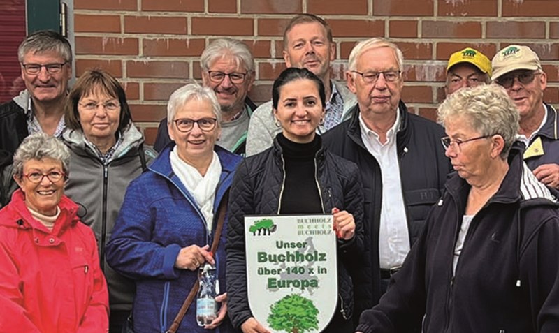 Buchholz gibt es nicht nur an der Aller: Die Reisegruppe beim Empfang mit Bürgermeisterin Aynur Colpan (rechts). Foto: Gemeinde Buchholz