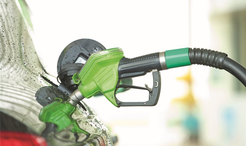 Unverträglich: Wenn der falsche Kraftstoff in den Tank gelangt, kann das teuer werden. Symbolfoto: AK-DigiArt - stock.adobe